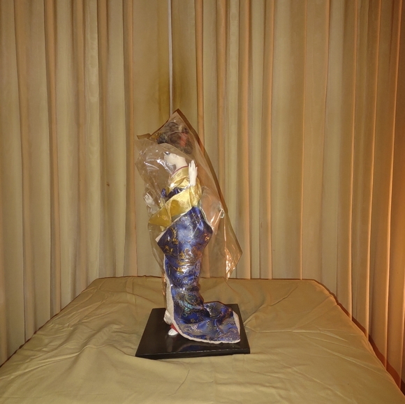 High Value Japanese Geisha Doll - Picture 11 of 14